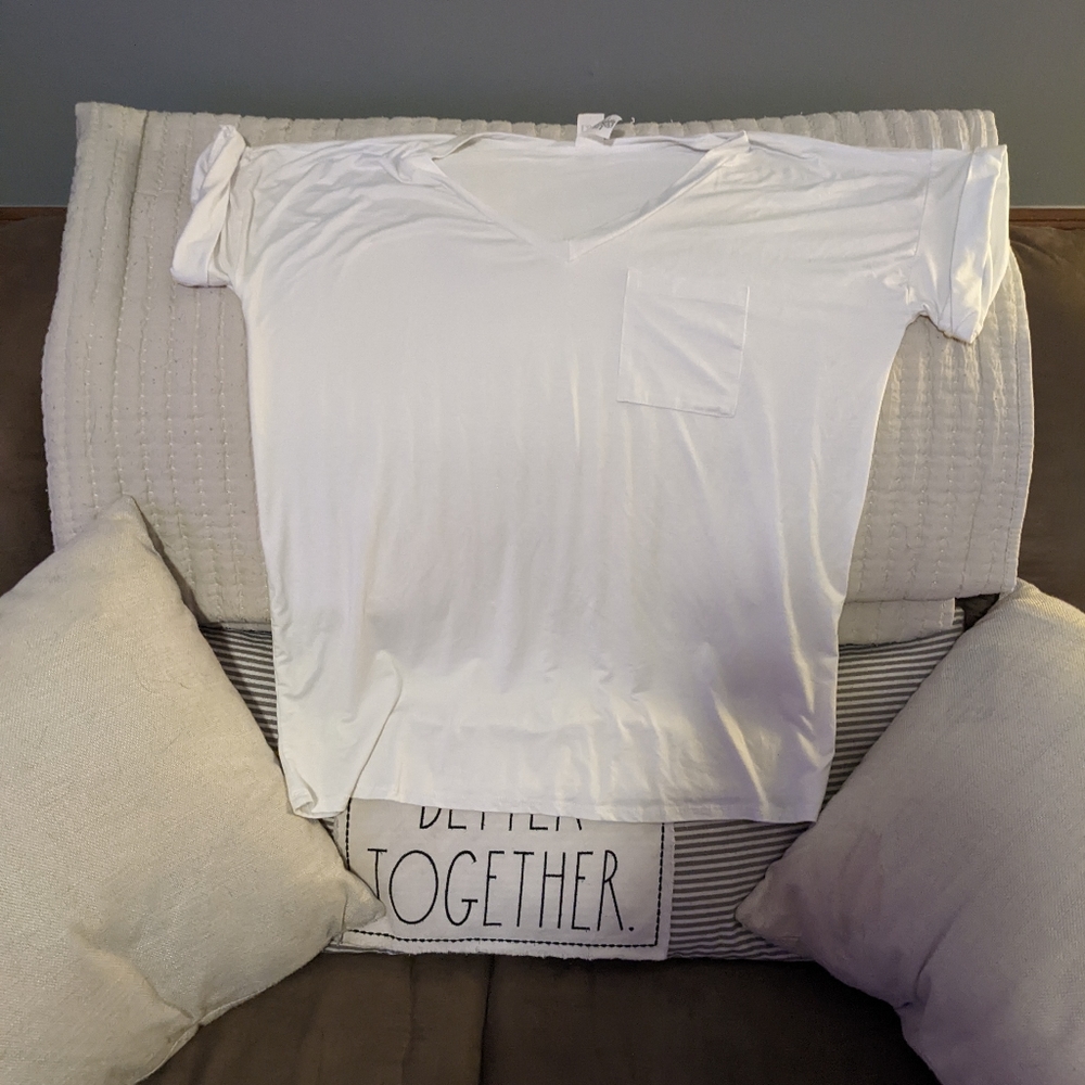 Sew in Love V-neck short sleeve basic pocket tee 🤍